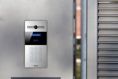 Akuvox R27Aは、高耐衝撃性の筐体と広角カメラを備えたIPインターフォンです。